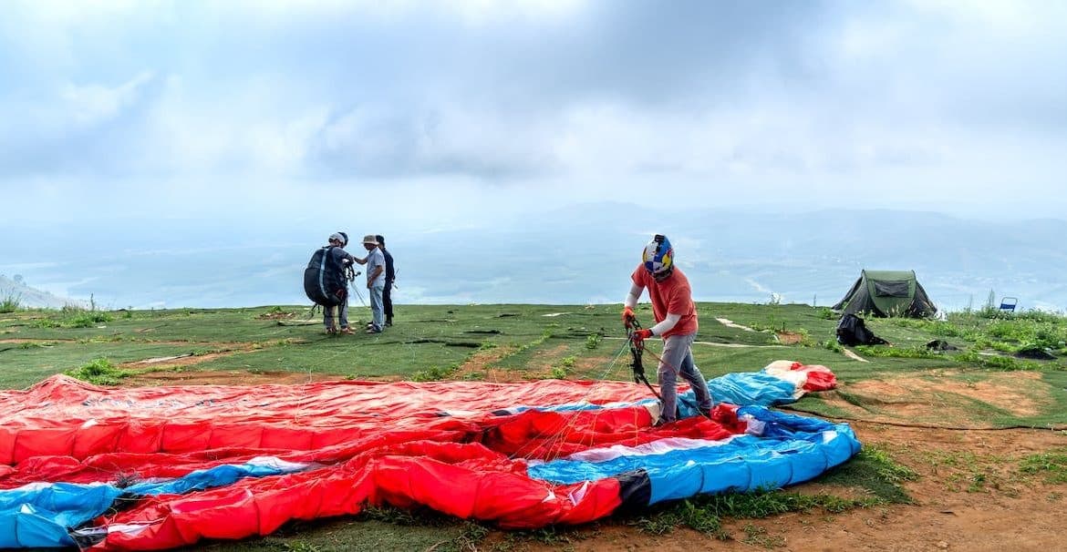 Comment bien comparer les caractéristiques des sellettes de parapente