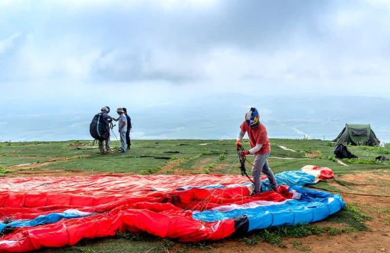 Comment bien comparer les caractéristiques des sellettes de parapente