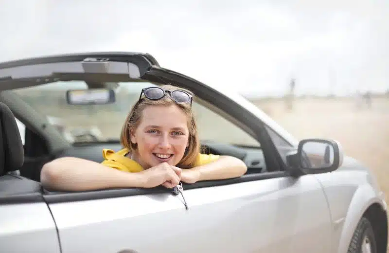 Location de voiture pour les jeunes conducteurs : les pièges à éviter