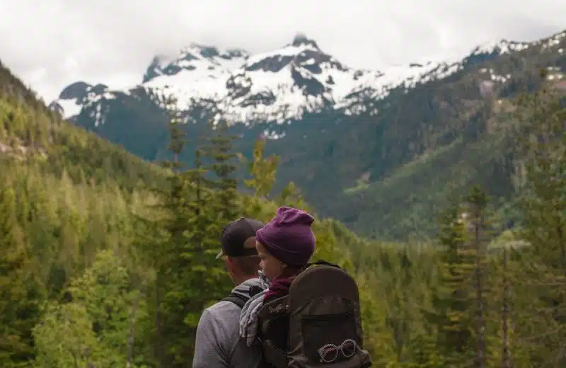 Les erreurs à éviter lors de l’achat d’un porte-bébé pour une randonnée en montagne