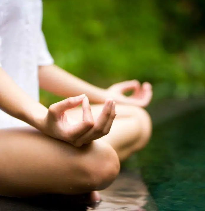 Femme qui fait de la sophrologie