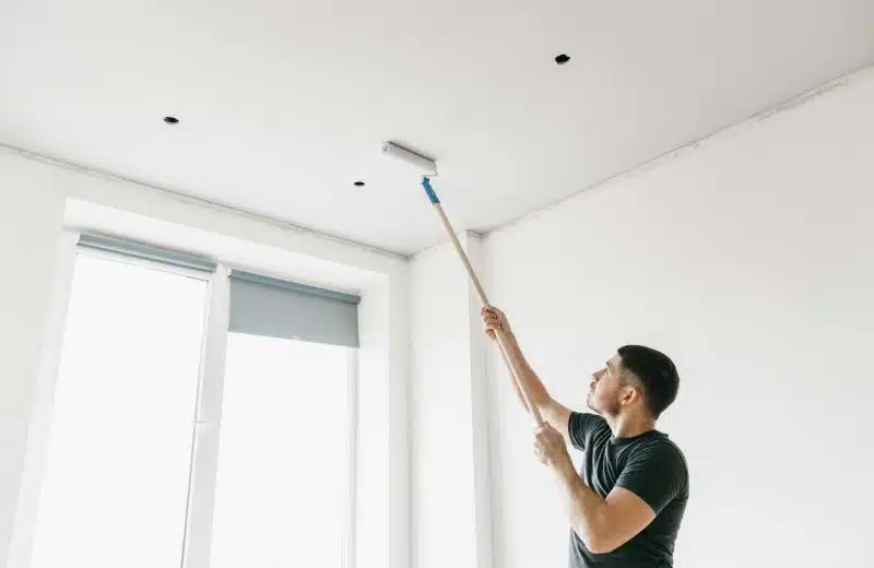 Comment peindre un plafond sans fatiguer ses muscles ?