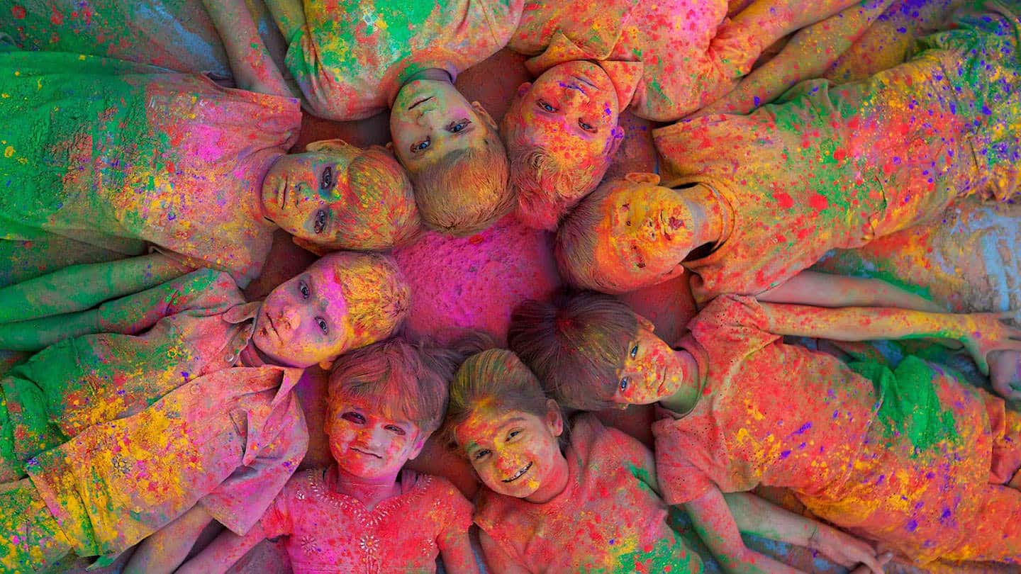 Des enfants célébrant la fête des couleurs