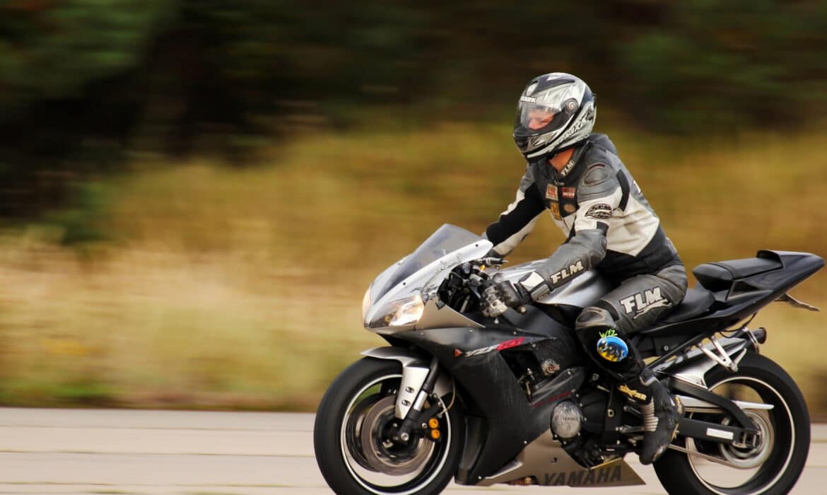 Le casque est l’élément indispensable pour voyager en moto