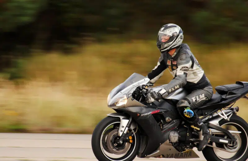 Le casque est l’élément indispensable pour voyager en moto