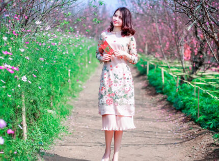 Osez la robe d’été transparente et asymétrique cette saison