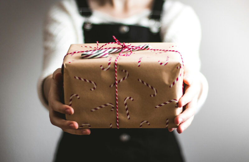 une personne offrant un cadeau