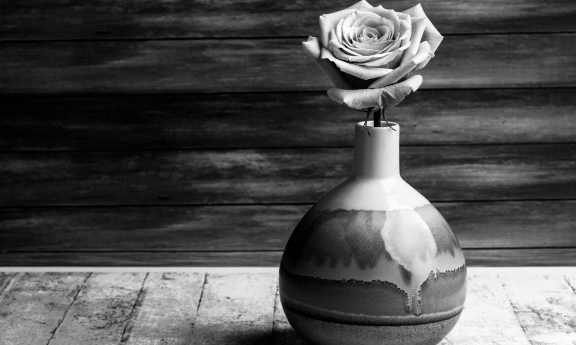 Embellir une plaque tombale : pourquoi opter pour des fleurs en céramique ?