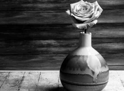 Embellir une plaque tombale : pourquoi opter pour des fleurs en céramique ?