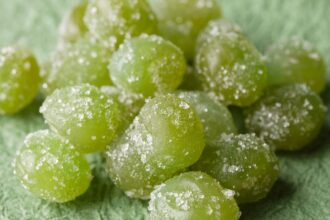 Gummies THC colorés sur une table avec des accessoires de consommation