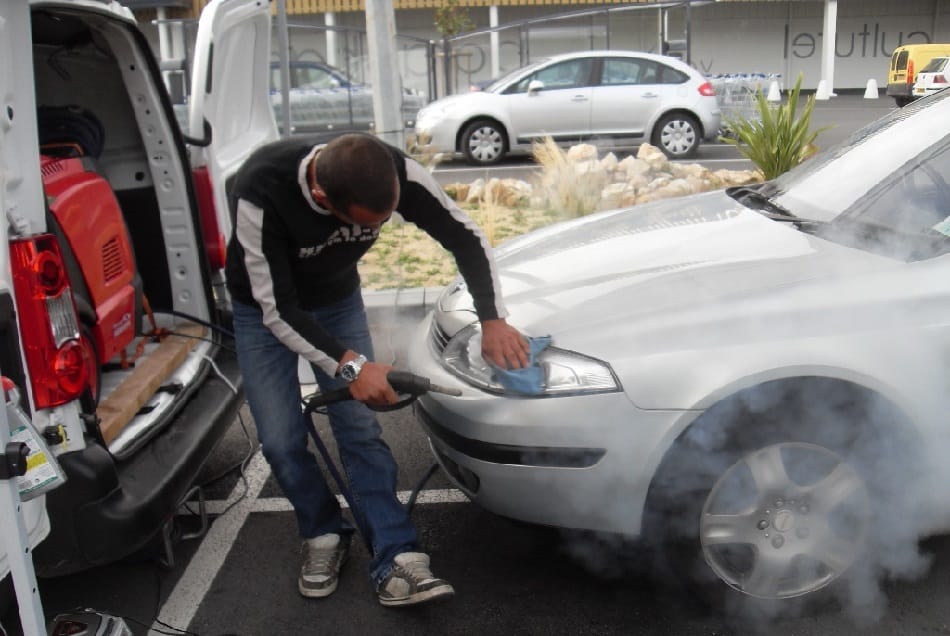 Nettoyeur vapeur automobile ou lavage sans eau pour votre véhicule ?