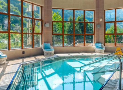 Les avantages de posséder une piscine et un spa à domicile