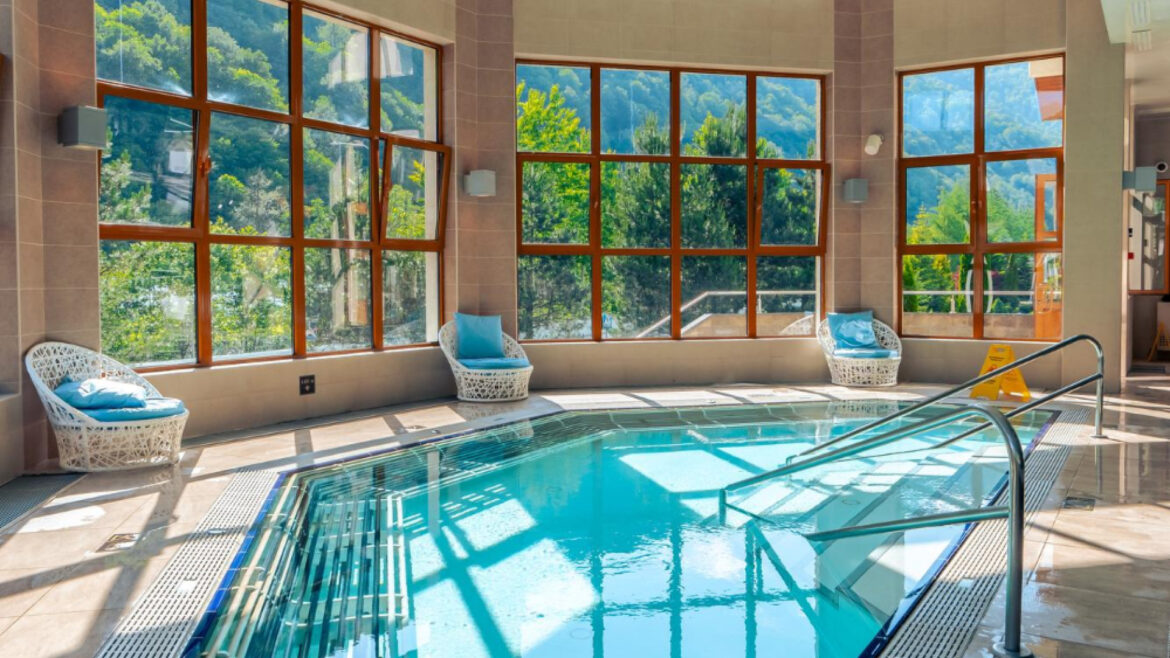 Les avantages de posséder une piscine et un spa à domicile