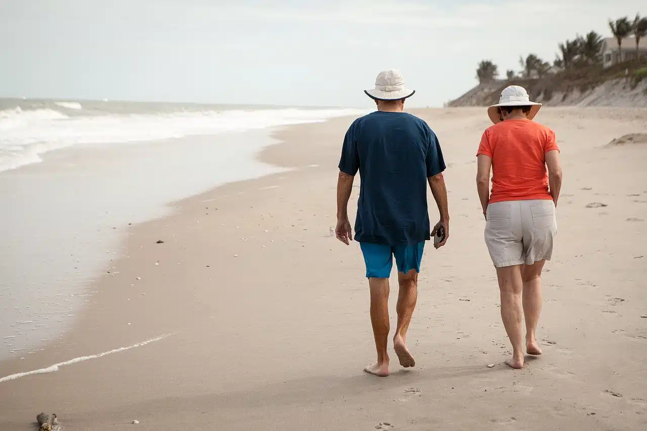 Photo de Pixabay décrivant 2 personnes âgées en vacances sur la plage