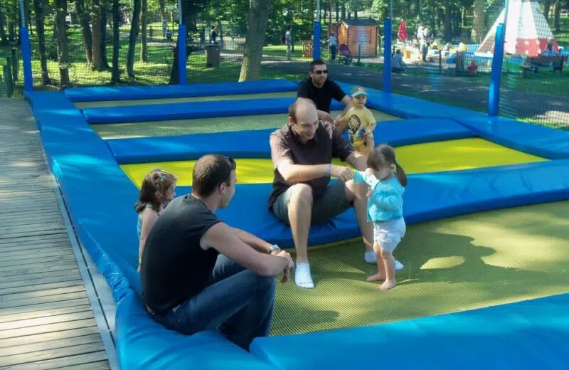 À quel âge les enfants peuvent-ils aller seuls au parc ?