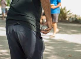 Ancien qui joue à la pétanque