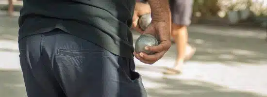 Ancien qui joue à la pétanque