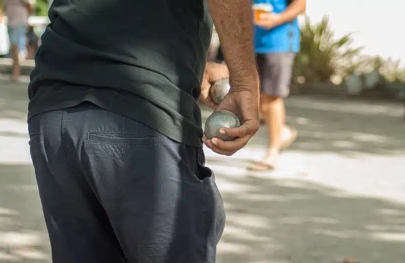 Ancien qui joue à la pétanque