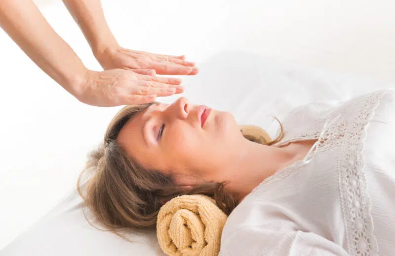 La formation Reiki : une méthode de soin énergétique et d’évolution personnelle