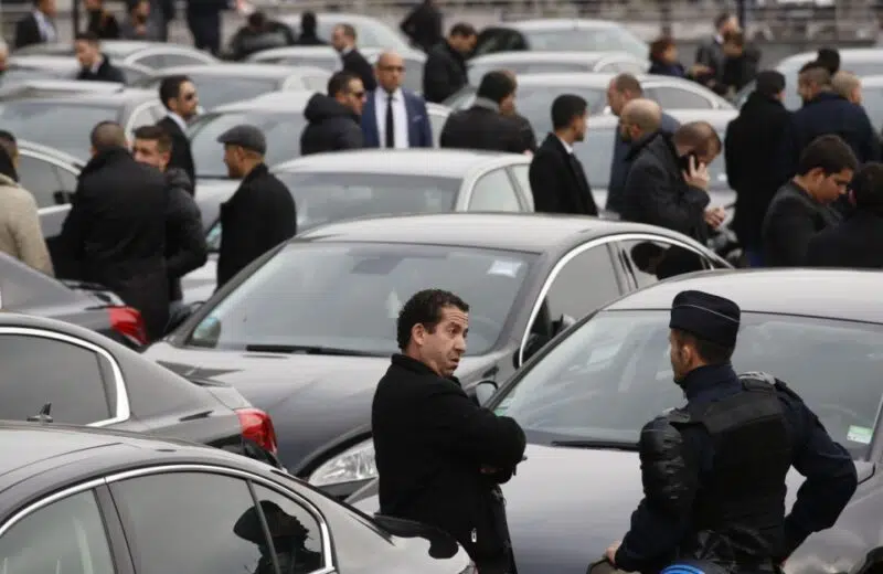 Plus d’une centaine de chauffeurs VTC manifestent dans le centre-ville de Lille